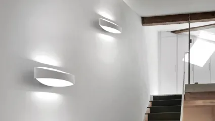 Lampada da parete con struttura in alluminio verniciato bianco opaco e diffusore in policarbonato trasparente Bridge di Zafferano