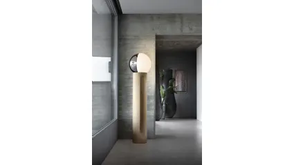 Lampada scultorea da terra in legno di rovere con sfera girevole in vetro bicolore bianco e argento Je Suis di Pentalight