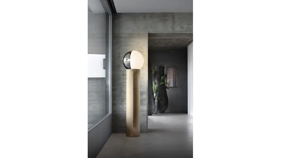 Lampada scultorea da terra in legno di rovere con sfera girevole in vetro bicolore bianco e argento Je Suis di Pentalight