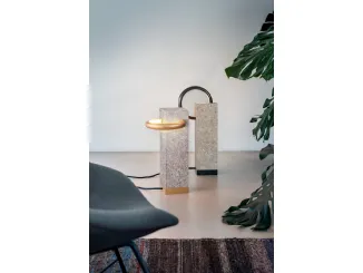 Lampada da terra con anello verticale o orizzontale in metallo verniciato opaco nei colori oro o nero su struttura monoblocco in pietra Angolo di Pentalight
