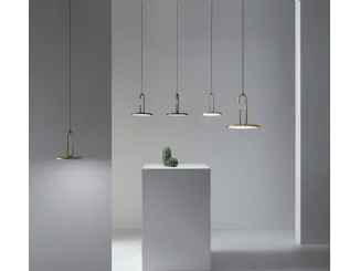 Lampada a sospensione in metallo oro e nero formata da un disco accoppiato ad un'asola aperta Clip di Pentalight