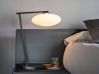 Lampada da tavolo in metallo con diffusore in vetro ovale Mamì di Pentalight