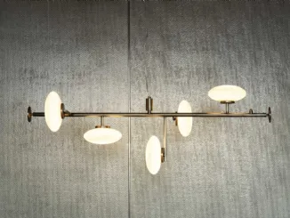 Lampada a sospensione in metallo con diffusori ovali in vetro soffiato bianco Mamì di Pentalight
