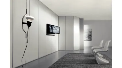 Armadio angolare con ante battenti in laccato opaco Architetture a Parete con porta TV di Fimar