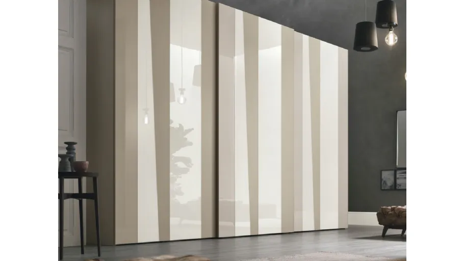 Armadio con anta scorrevole di Tomasella con ante in vetro lucido bianco gesso e struttura in laccato opaco bianco gesso modello Kelly
