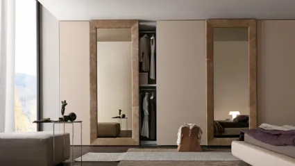 Armadio con ante scorrevoli Mirror in laccato opaco e a specchio con cornice in pelle di Presotto