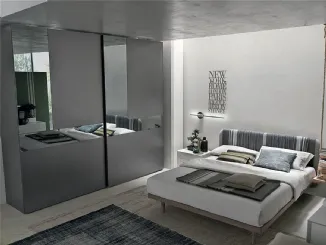 Armadio Cristal in laccato opaco antracite con ante specchio grigio e grigio satinato di Tomasella