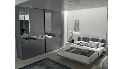 Armadio Cristal in laccato opaco antracite con ante specchio grigio e grigio satinato di Tomasella