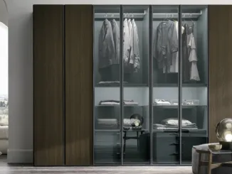 Armadio Metropolis in materico rovere termocotto con ante in materico rovere termocotto e vetro fumé 363 di Tomasella