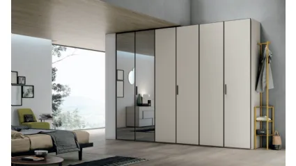 Armadio Vetro Specchio con struttura laccato opaco madreperla e battenti in vetro satinato madreperla e grigio di Tomasella