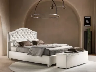 Letto in ecopelle con testiera sagomata e trapuntata Infinity di Bside