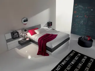 Letto in legno e laccato con testiera a boiserie modulare e contenitore Plan di Fimar