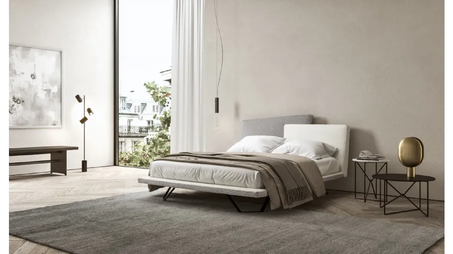 Letto in tessuto con testiera asimmetrica e piedini in metallo Meeting di Presotto