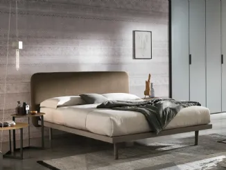 Letto Milly con testiera rivestita in tessuto di Tomasella