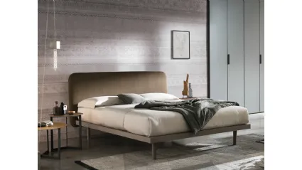 Letto in legno con testiera in tessuto Milly di Tomasella