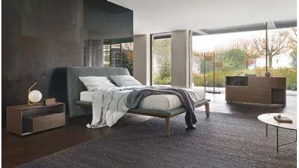 Letto con testiera in tessuto e giroletto in legno Peplo di Sangiacomo
