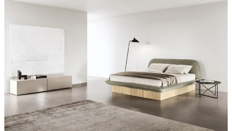 Letto con contenitore rivestito in legno plissettato, caratterizzato da una imbottitura soffice dai bordi stondati Plica di Presotto