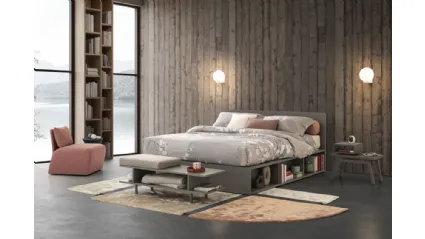 Letto in legno dalle linee essenziali Pongo con testiera e librerie laterali di Oggioni