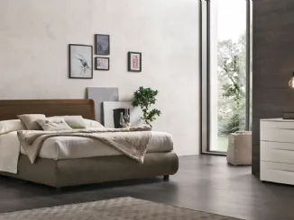 Letto Prado con testiera in Rovere e giroletto con contenitore in ecopelle di Tomasella