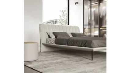 Letto con testiera in tessuto che ricorda i rivestimenti delle auto anni 60 Shelby di Presotto