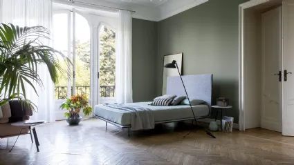Letto in tessuto Thin con testiera alta dall'aspetto minimale di Bonaldo