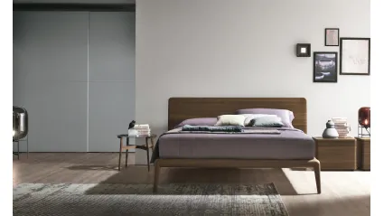 Letto Prado con testata in legno rovere termocotto di Tomasella