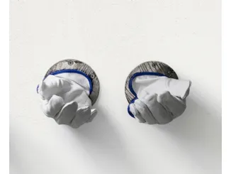 Libreria di design Mimi in fusione di alluminio con guanti da lavoro di Minotti Italia
