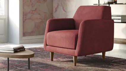 Poltroncina in tessuto con piedi in legno Adele di Doimo Salotti