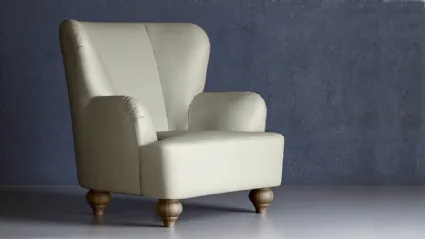 Poltrona dalle forme arrotondate in pelle con piedini in legno Sara di Doimo Salotti