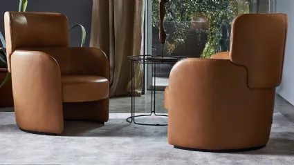 Poltroncina dalla forma tondeggiante in pelle Claire Ditre Italia