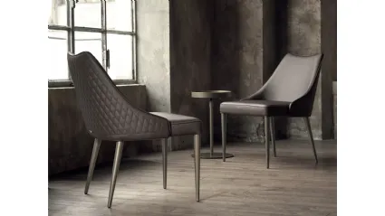 Poltroncina Clara in ecopelle con base in acciaio laccato di Bontempi