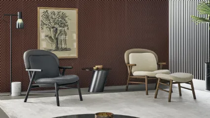 Poltroncina Morgana in tessuto con struttura in legno di Bonaldo