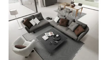 Poltrona in tessuto con base centrale in metallo Saint Barth di Presotto