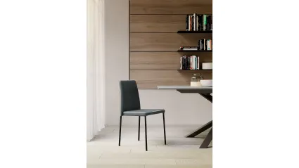 Sedia Aurora imbottita e rivestita in ecopelle con struttura in metallo di Arredo3