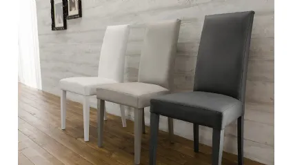 Sedia Carmen con seduta imbottita e rivestita in ecopelle e struttura in legno laccato di Arredo3