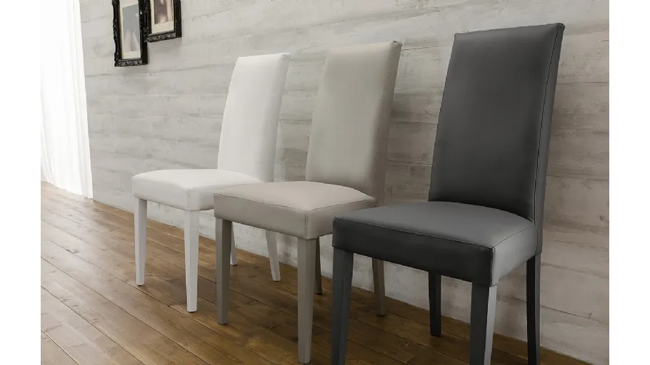 Sedia Carmen con seduta imbottita e rivestita in ecopelle e struttura in legno laccato di Arredo3