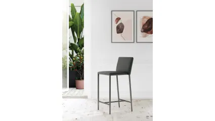 Sgabello Drop Vintage imbottito e rivestito in ecopelle con struttura in metallo di Arredo3