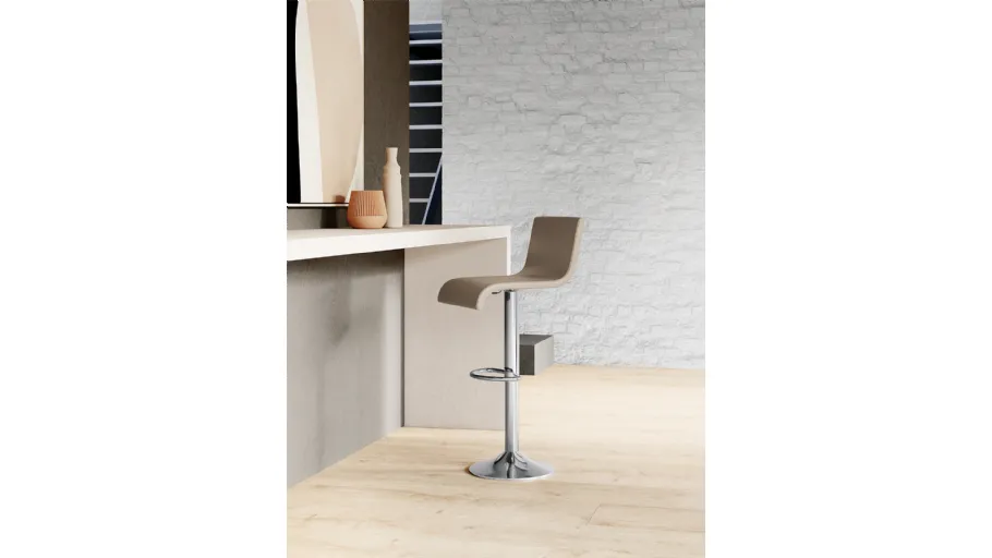 Sgabello regolabile Ermes con seduta rivestita in ecopelle di Arredo3