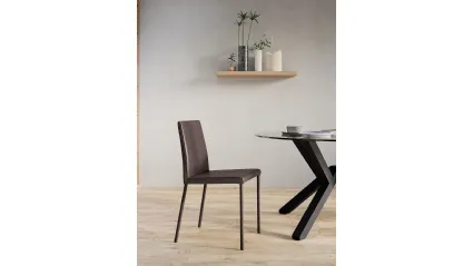 Sedia Giulia con struttura in metallo completamente rivestita in ecopelle di Arredo3