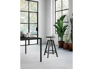 Sgabello Hugo con struttura e seduta in legno con poggiapiedi e dettagli in metallo verniciato lucido grigio scuro di Arredo3