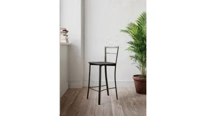 Sgabello Nicole  con struttura tubolare in metallo e seduta in multistrato laccato opaco di Arredo3
