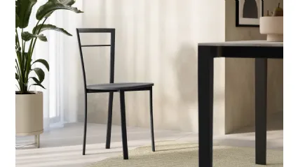 Sedia Nicole realizzata in tubolare metallico e seduta in legno laccato opaco di Arredo3