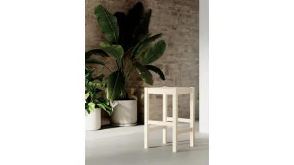 Sgabello Petit con struttura e seduta in legno laccato di Arredo3