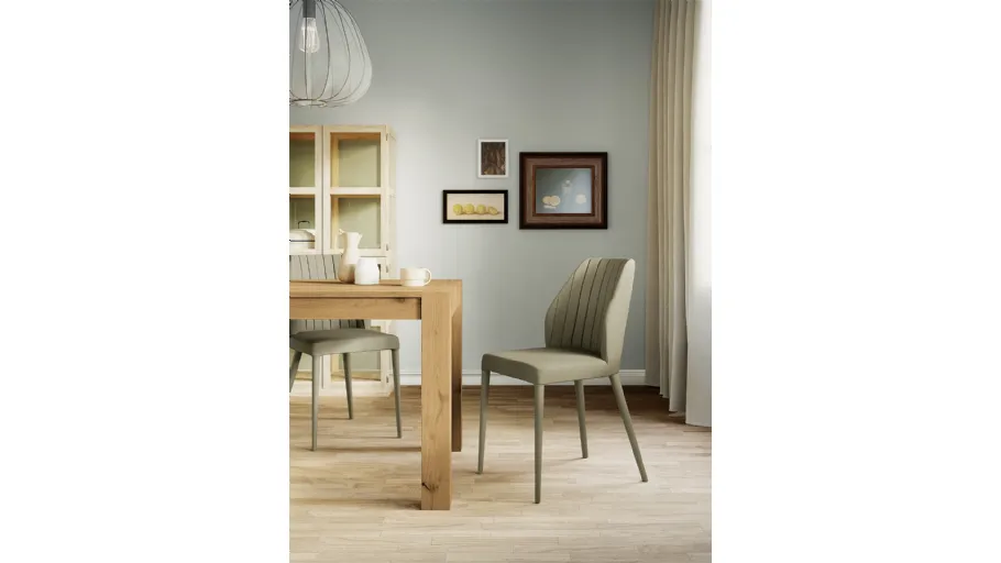 Sedia Sally con struttura in metallo, imbottita e completamente rivestita in ecopelle di Arredo3