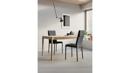 Sedia Sandy con struttura in metallo, imbottita e completamente rivestita in ecopelledi Arredo3