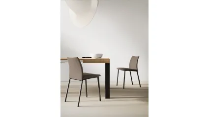 Sedia Zara Up on struttura in metallo verniciato e seduta imbottita rivestita in ecopelle di Arredo3