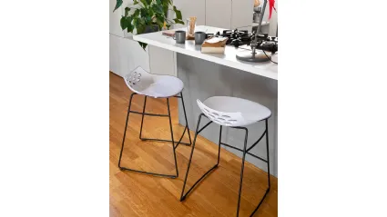 Sgabello in plastica con struttura in metallo Jam SG di Connubia
