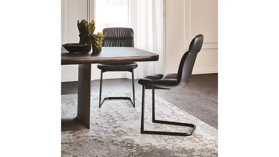 Sedia in pelle con struttura a slitta in acciaio Kelly Cantilever di Cattelan Italia