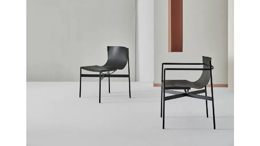 Sedia Lucrezia con o senza braccioli con struttura in acciaio laccato e monoscocca imbottita e rivestita in cuoio di Bontempi