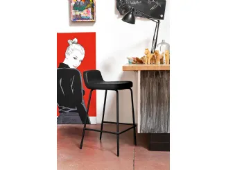 Sgabello in ecopelle con gambe in metallo Riley di Connubia
